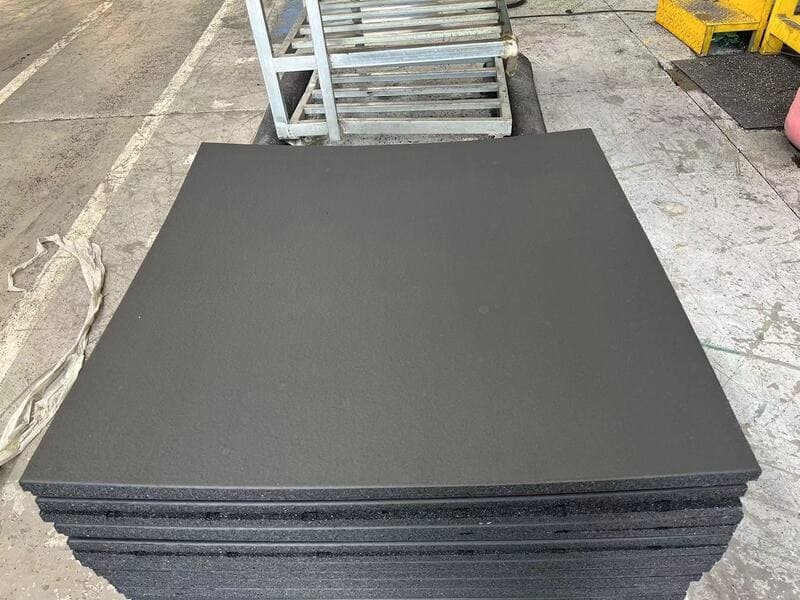 Uma comparação lado a lado de uma fatura complexa de vários fornecedores e uma fatura simples de um único fornecedor